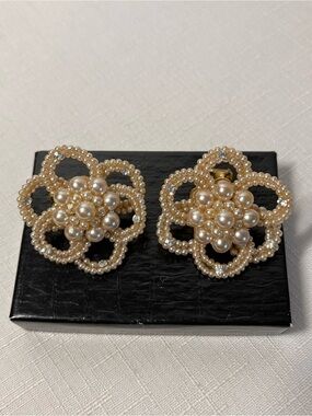 Vintage Elegant Cream Faux Pearl Floral Clip-On Earrings. Amazing!